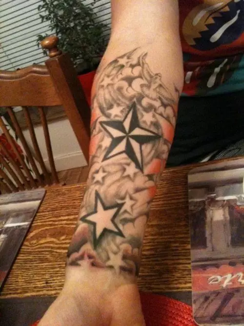 Tattoo cu stele (76 fotografii): Valoarea tatuajelor. Tatuaj pe mâna lui pe încheietura mâinii și pe deget, pe piept și pe alte părți ale corpului printre fete și bărbați. Cinci stele și altele 13977_76