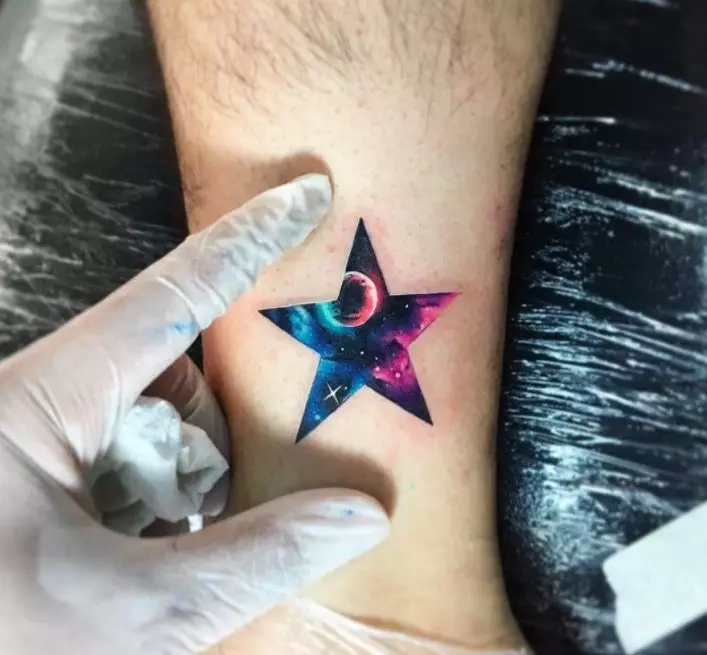 Tattoo cu stele (76 fotografii): Valoarea tatuajelor. Tatuaj pe mâna lui pe încheietura mâinii și pe deget, pe piept și pe alte părți ale corpului printre fete și bărbați. Cinci stele și altele 13977_9