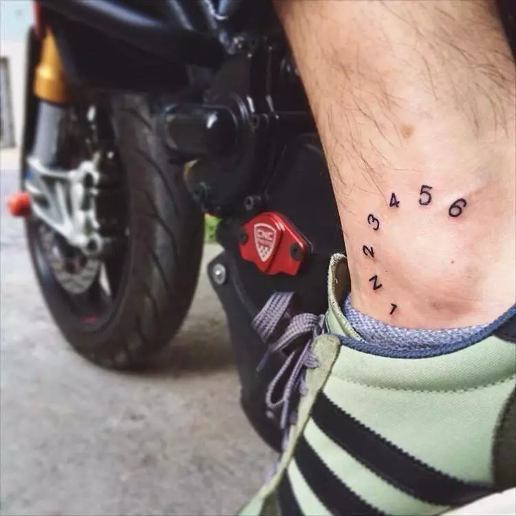 Tatuazh për motoçiklistët: motor dhe tatuazhe të tjera biker, skica. Tatuazh në dorën tuaj në furçë dhe në pjesë të tjera të trupit për bikers meshkuj 13978_2
