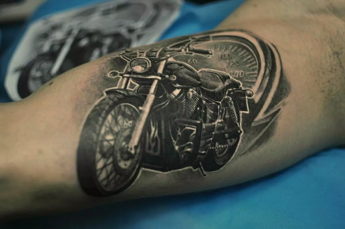 Tattoo for motorsyklister: Motorsykkel og andre biker tatoveringer, skisser. Tatovering på hånden på børsten og på andre deler av kroppen for menns syklister 13978_26