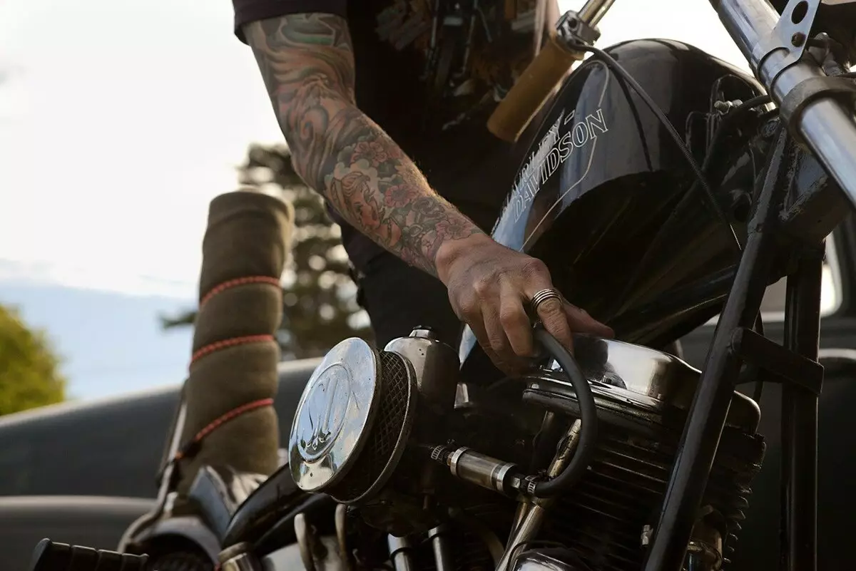 Tatuazh për motoçiklistët: motor dhe tatuazhe të tjera biker, skica. Tatuazh në dorën tuaj në furçë dhe në pjesë të tjera të trupit për bikers meshkuj 13978_3