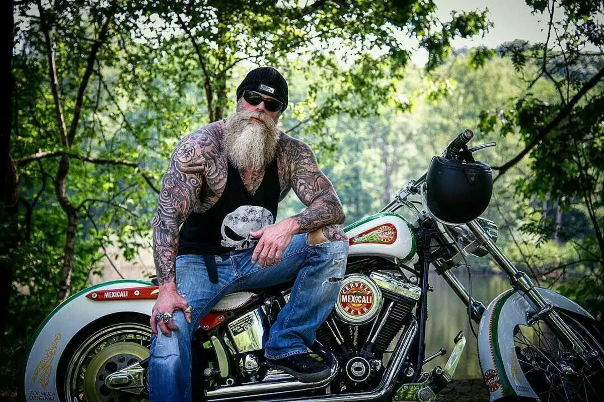 Tatuazh për motoçiklistët: motor dhe tatuazhe të tjera biker, skica. Tatuazh në dorën tuaj në furçë dhe në pjesë të tjera të trupit për bikers meshkuj 13978_6
