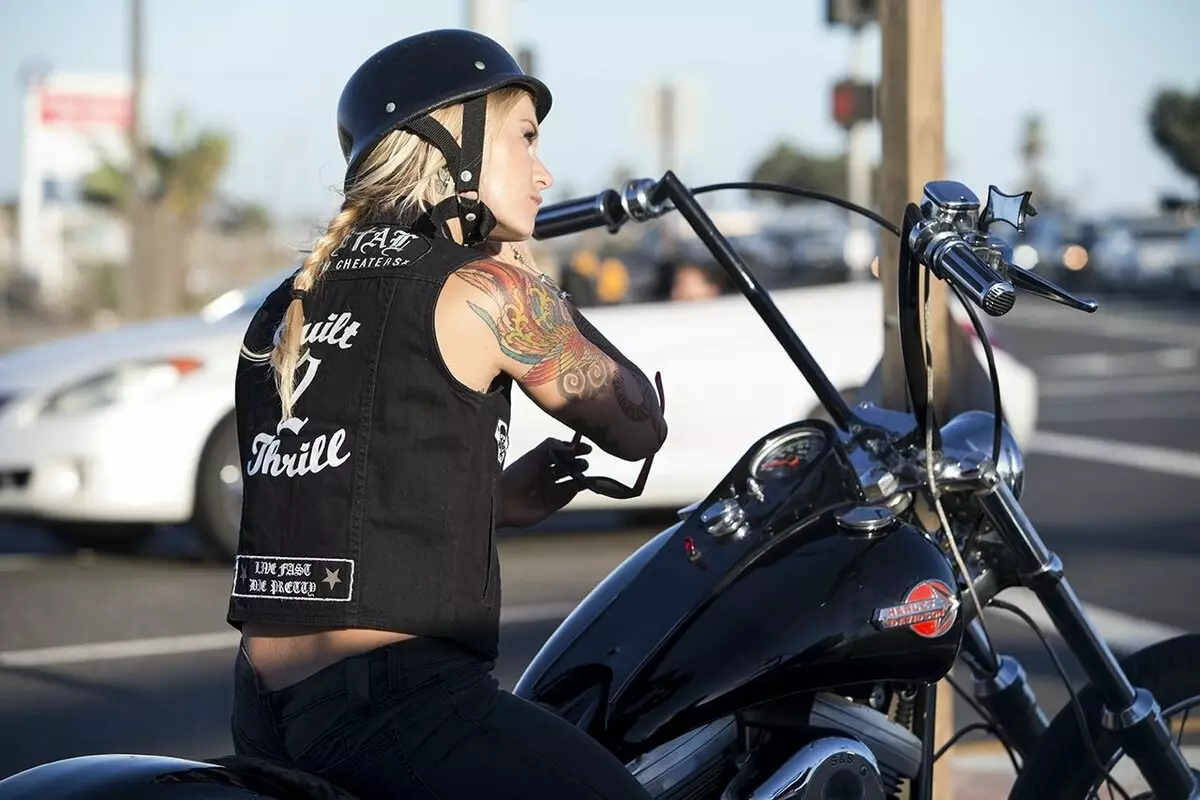 Tatuazh për motoçiklistët: motor dhe tatuazhe të tjera biker, skica. Tatuazh në dorën tuaj në furçë dhe në pjesë të tjera të trupit për bikers meshkuj 13978_7