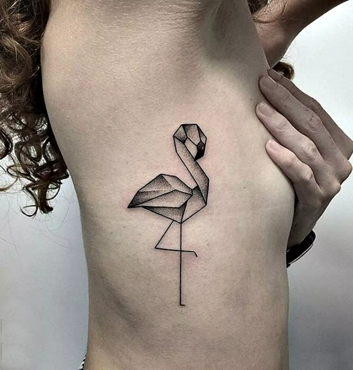 Tattoo yokhala ndi Flamingo: mtengo wa atsikana ndi amuna, zojambulajambula za ma tattoo. Tattoo 