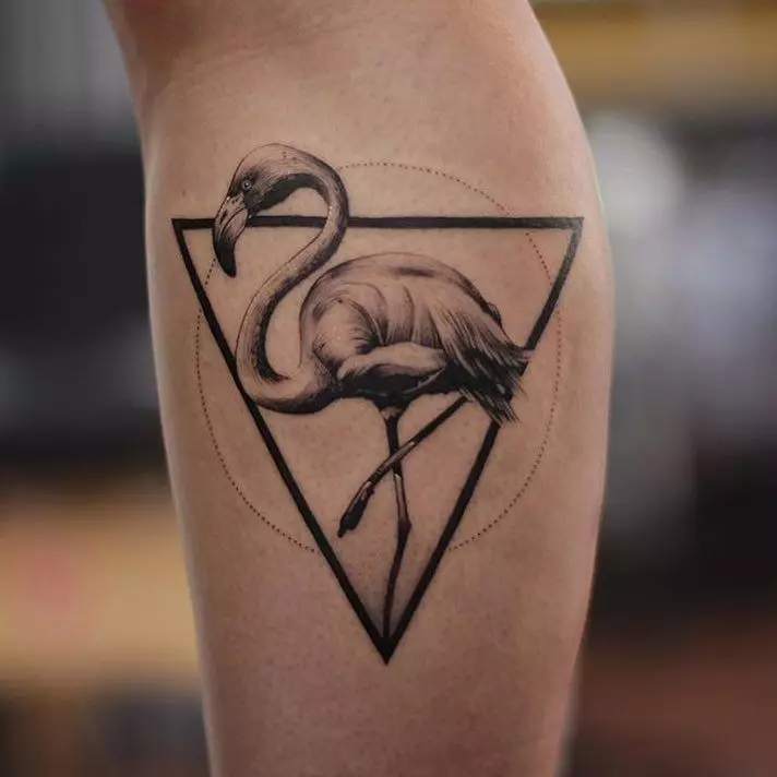 Tattoo yokhala ndi Flamingo: mtengo wa atsikana ndi amuna, zojambulajambula za ma tattoo. Tattoo 