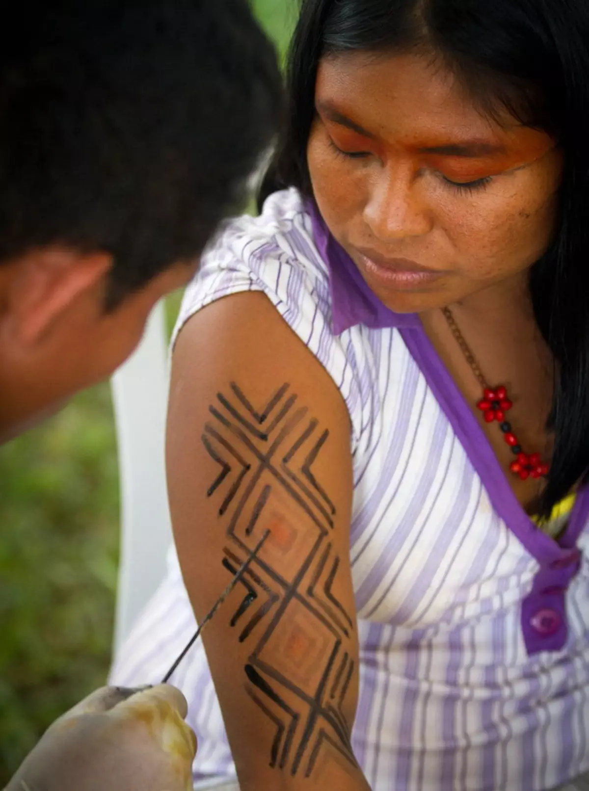 Indėnų tatuiruotės: actekai ir kiti Indijos tatuiruotės, vyrų ir moterų eskizai ir vertybės. Tatuiruotė rankovių ir žavesio pavidalu 13989_3