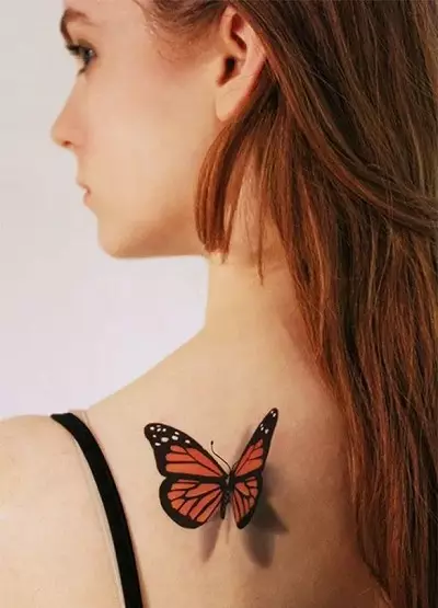 Tattoo 3D (55 foto): për vajzat dhe për burrat, skicat e merimangave dhe të tjerëve, sleeves në dorë dhe tatuazh në këmbë, në anën e pasme dhe në kofshë, në shpatull dhe në pjesë të tjera të trupit 13990_11
