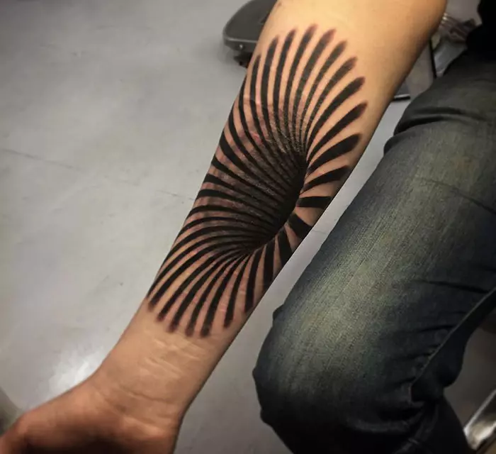 Tatuatge 3D (55 fotos): per a noies i per a homes, esbossos d'aranyes i altres, mànigues a la mà i tatuatge a les cames, a la part posterior i a la cuixa, a l'espatlla i en altres parts del cos 13990_12