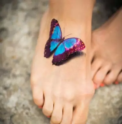 3D tetovanie (55 fotografií): pre dievčatá a pre mužov, náčrty pavúkov a ďalších, rukávy na ruke a tetovanie na nohách, na chrbte a na stehne, na ramene a na iných častiach tela 13990_32