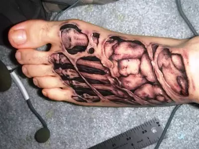 Tattoo 3D (55 foto): për vajzat dhe për burrat, skicat e merimangave dhe të tjerëve, sleeves në dorë dhe tatuazh në këmbë, në anën e pasme dhe në kofshë, në shpatull dhe në pjesë të tjera të trupit 13990_35