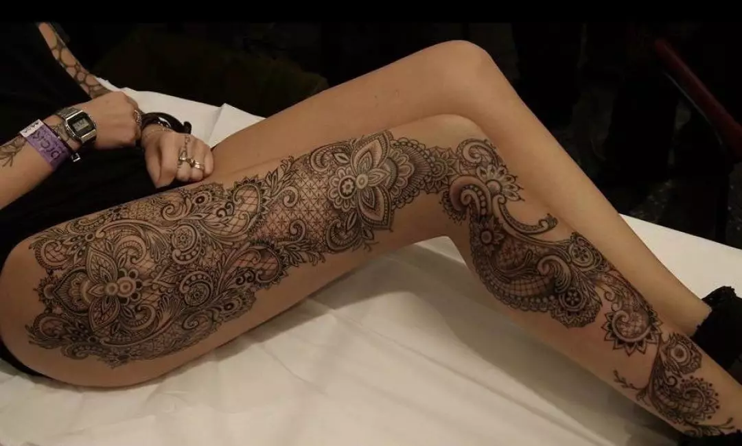 Tato Barok: Sketsa pria dan tato yang indah dengan pola untuk anak perempuan. Tattoo 