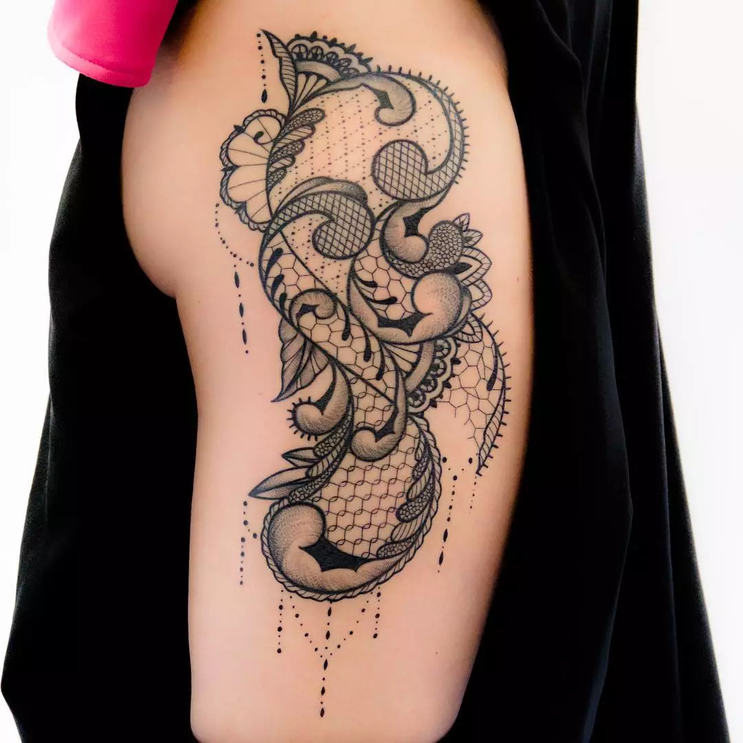 I-Baroque tattoo: Imidwebo yabesilisa kanye ne-tattoo enhle enamaphethini amantombazane. I-tattoo 