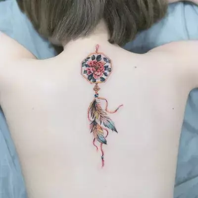 女孩纹身“捕获者”女孩（50张）：纹身，纹身在手上和背部的价值，在腿上（在大腿上）和手腕上，在颈部和其他区域 14000_11