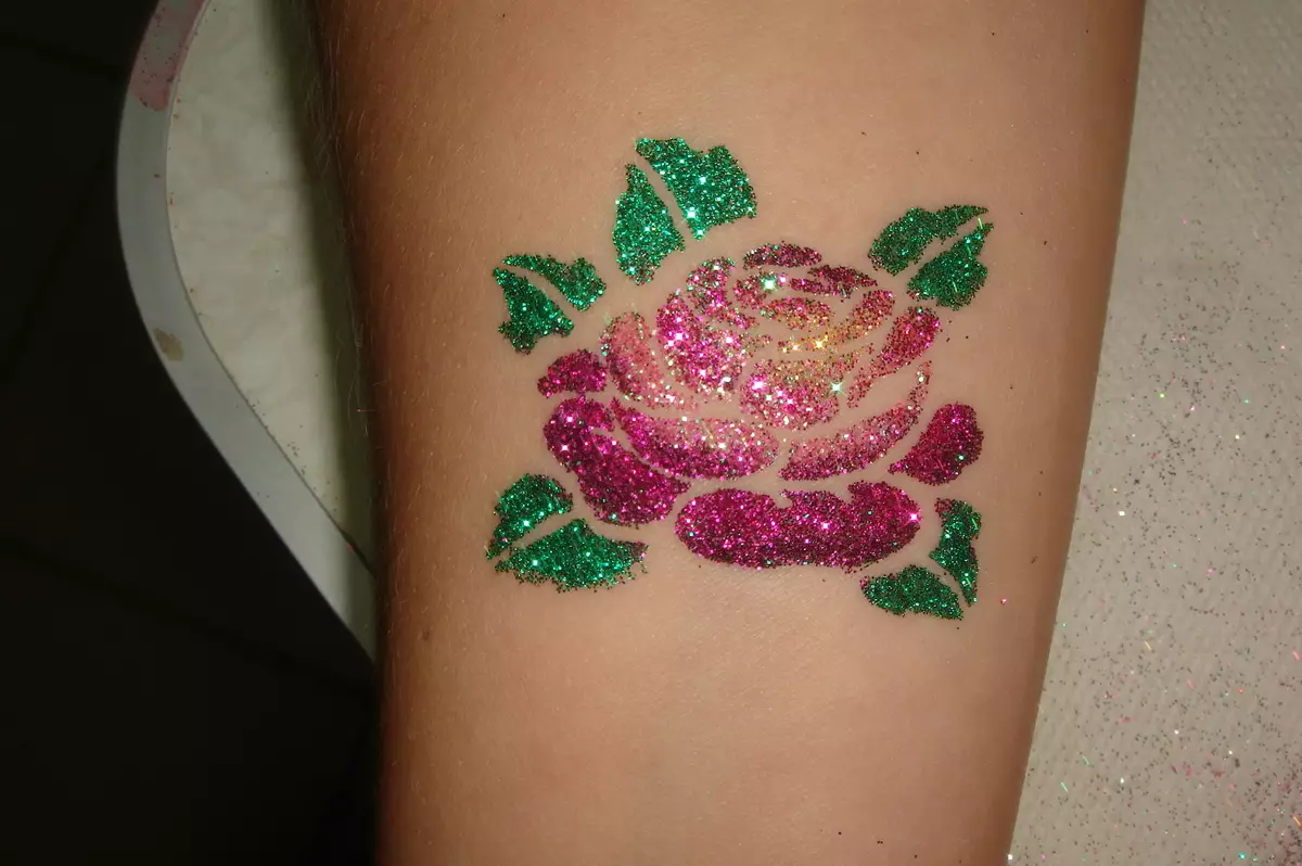 Shine Tattoo (65 foto): stencil e colla per creare tatuaggi lucenti. Come fare un tatuaggio glitterato con scintillii e cos'è? Capodanno magico e altro tatuaggio 14004_15