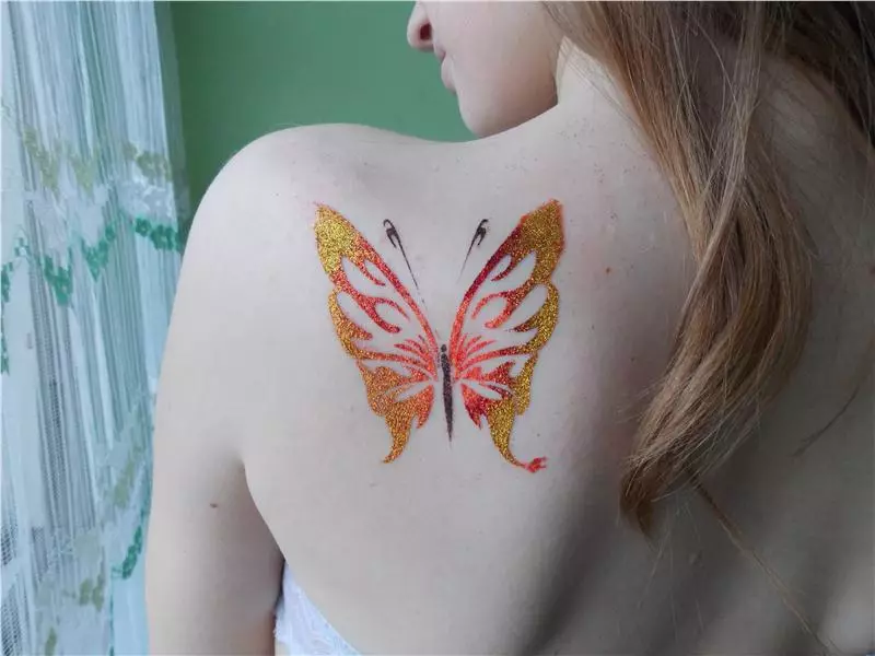 Shine Tattoo (65 foto): stencil e colla per creare tatuaggi lucenti. Come fare un tatuaggio glitterato con scintillii e cos'è? Capodanno magico e altro tatuaggio 14004_16