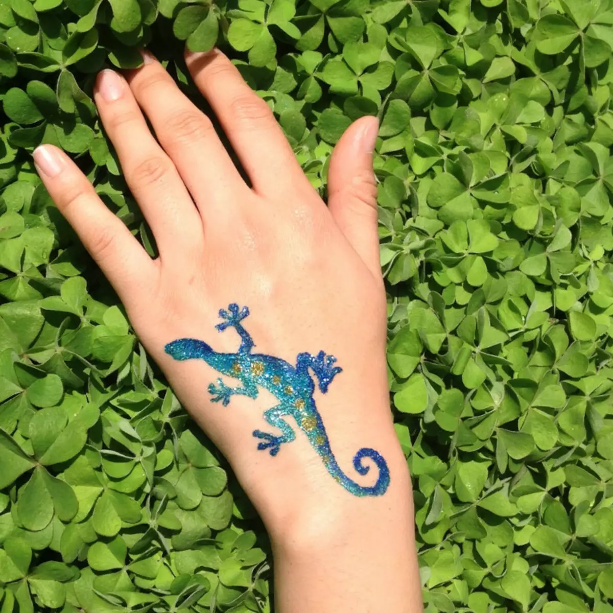 Shine Tattoo (65 foto): stencil e colla per creare tatuaggi lucenti. Come fare un tatuaggio glitterato con scintillii e cos'è? Capodanno magico e altro tatuaggio 14004_30