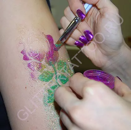 Parlaklık Dövme (65 Fotoğraf): Şablonlar ve Tutkal Parlak dövmeler oluşturmak için. Sparkles ile bir glitter dövme nasıl yapılır ve bu nedir? Sihirli Yeni Yıl ve Diğer Dövme 14004_45