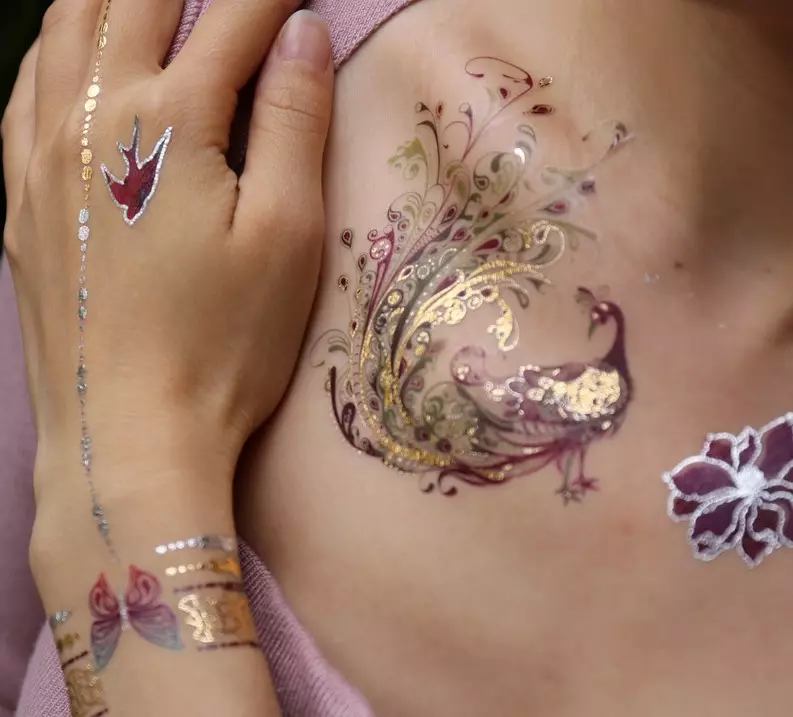 Shine Tattoo (65 foto): stencil e colla per creare tatuaggi lucenti. Come fare un tatuaggio glitterato con scintillii e cos'è? Capodanno magico e altro tatuaggio 14004_5