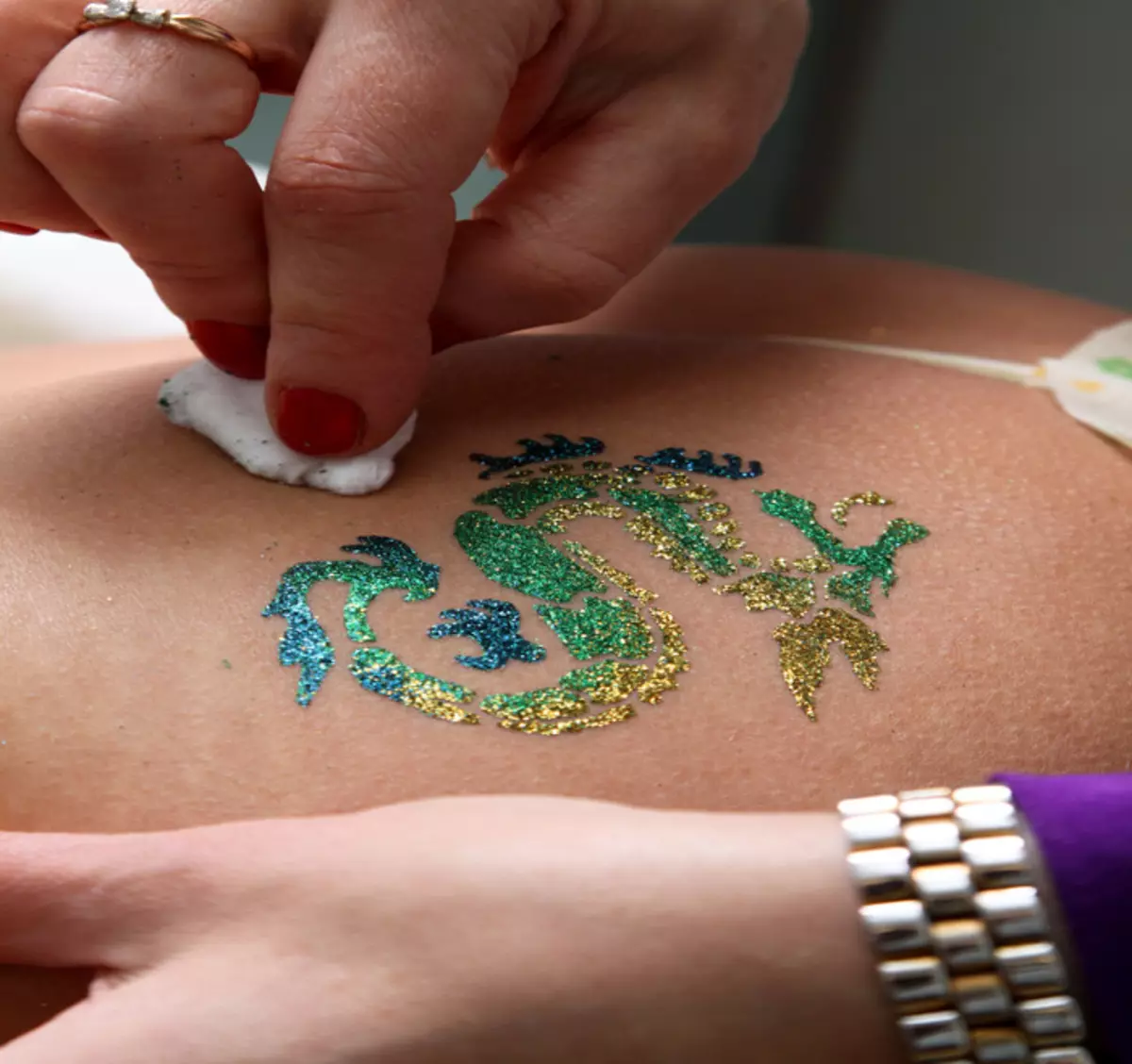 Shine Tattoo (65 foto): stencil e colla per creare tatuaggi lucenti. Come fare un tatuaggio glitterato con scintillii e cos'è? Capodanno magico e altro tatuaggio 14004_59