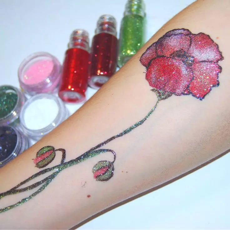 Shine Tattoo (65 foto): stencil e colla per creare tatuaggi lucenti. Come fare un tatuaggio glitterato con scintillii e cos'è? Capodanno magico e altro tatuaggio 14004_6