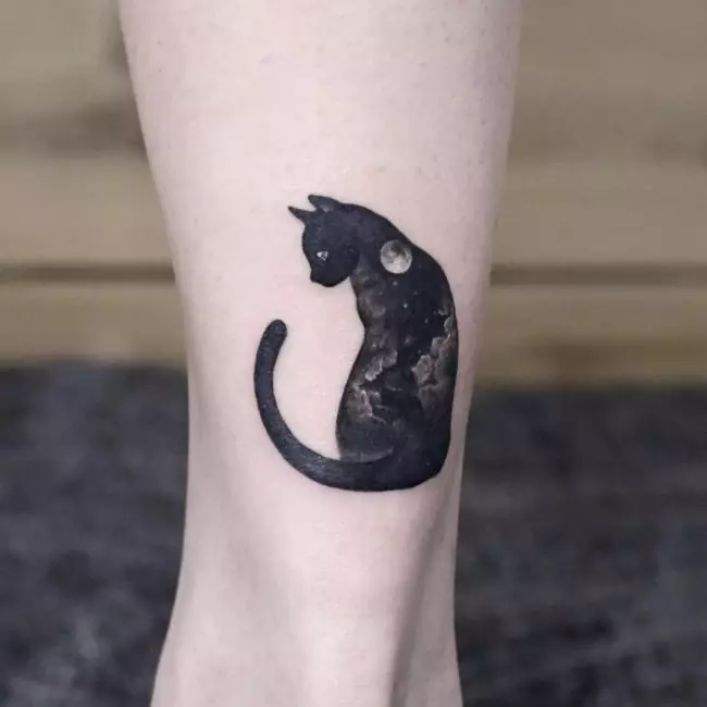 Тату «Кішка» (76 фото): значення і ескізи татуювання з чорною кішкою на руці, з кішкою з ріжками і з чорно-білої маленької кішечкою на шиї, животі і зап'ястя 14007_11