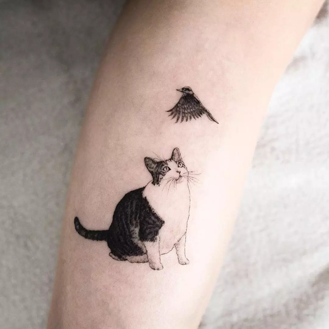 Тату «Кішка» (76 фото): значення і ескізи татуювання з чорною кішкою на руці, з кішкою з ріжками і з чорно-білої маленької кішечкою на шиї, животі і зап'ястя 14007_23