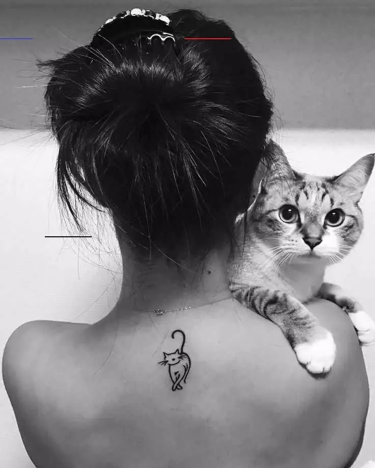 Тату «Кішка» (76 фото): значення і ескізи татуювання з чорною кішкою на руці, з кішкою з ріжками і з чорно-білої маленької кішечкою на шиї, животі і зап'ястя 14007_25