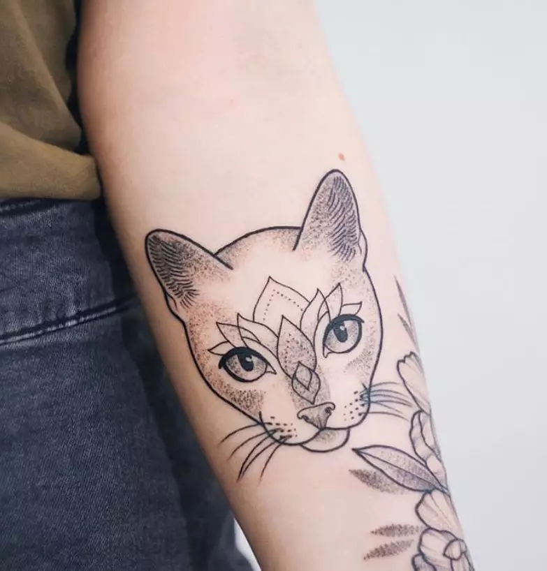Тату «Кішка» (76 фото): значення і ескізи татуювання з чорною кішкою на руці, з кішкою з ріжками і з чорно-білої маленької кішечкою на шиї, животі і зап'ястя 14007_33