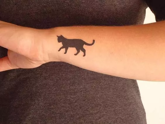 Тату «Кішка» (76 фото): значення і ескізи татуювання з чорною кішкою на руці, з кішкою з ріжками і з чорно-білої маленької кішечкою на шиї, животі і зап'ястя 14007_35