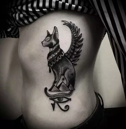 Тату «Кішка» (76 фото): значення і ескізи татуювання з чорною кішкою на руці, з кішкою з ріжками і з чорно-білої маленької кішечкою на шиї, животі і зап'ястя 14007_38