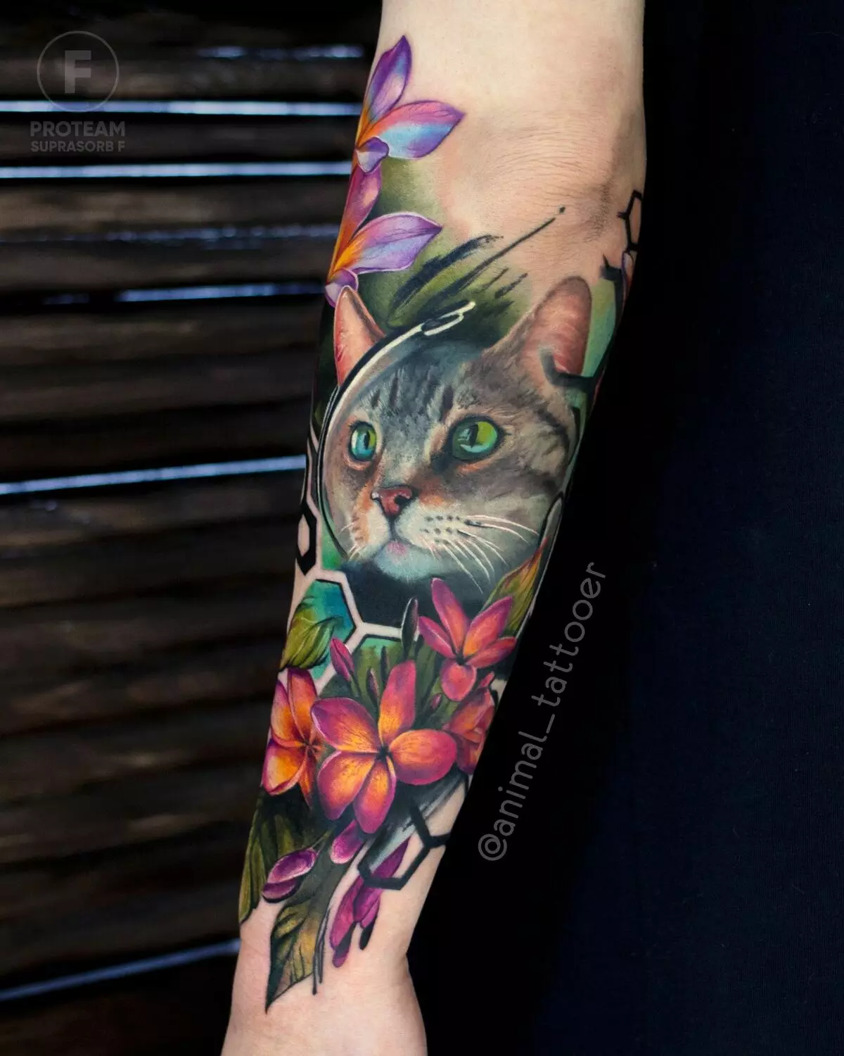 Тату «Кішка» (76 фото): значення і ескізи татуювання з чорною кішкою на руці, з кішкою з ріжками і з чорно-білої маленької кішечкою на шиї, животі і зап'ястя 14007_43