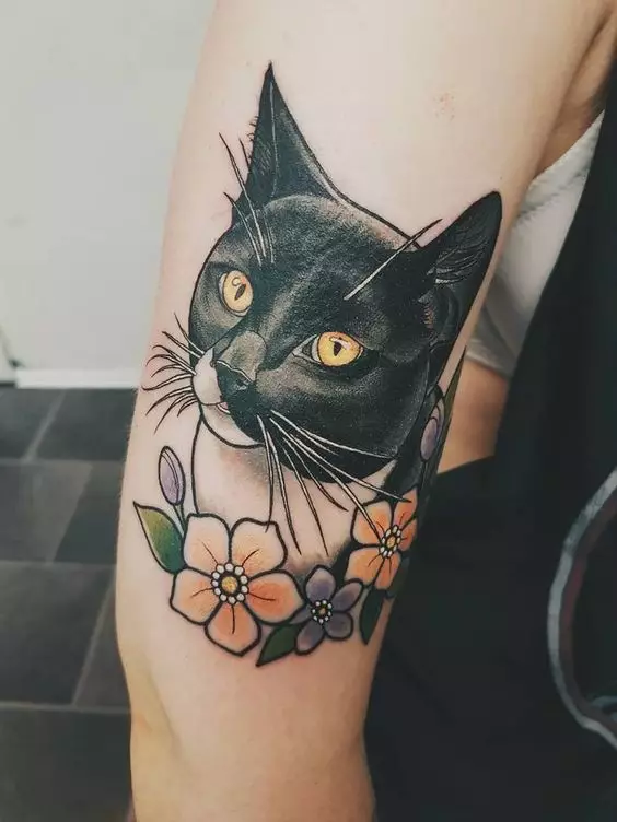 Тату «Кішка» (76 фото): значення і ескізи татуювання з чорною кішкою на руці, з кішкою з ріжками і з чорно-білої маленької кішечкою на шиї, животі і зап'ястя 14007_45