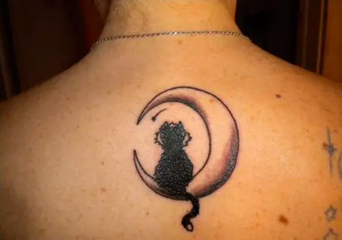 Тату «Кішка» (76 фото): значення і ескізи татуювання з чорною кішкою на руці, з кішкою з ріжками і з чорно-білої маленької кішечкою на шиї, животі і зап'ястя 14007_52