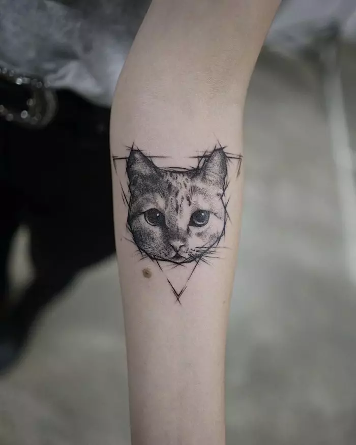 Тату «Кішка» (76 фото): значення і ескізи татуювання з чорною кішкою на руці, з кішкою з ріжками і з чорно-білої маленької кішечкою на шиї, животі і зап'ястя 14007_6