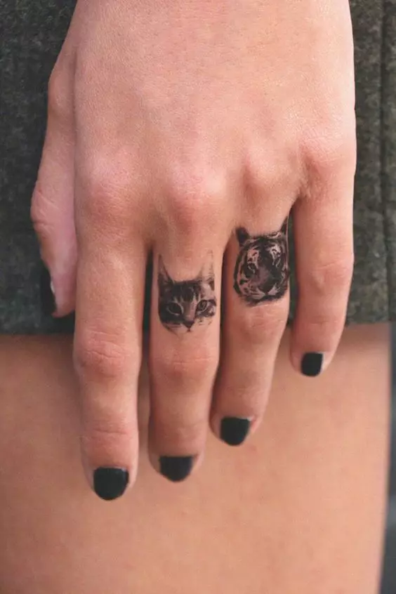 Тату «Кішка» (76 фото): значення і ескізи татуювання з чорною кішкою на руці, з кішкою з ріжками і з чорно-білої маленької кішечкою на шиї, животі і зап'ястя 14007_73