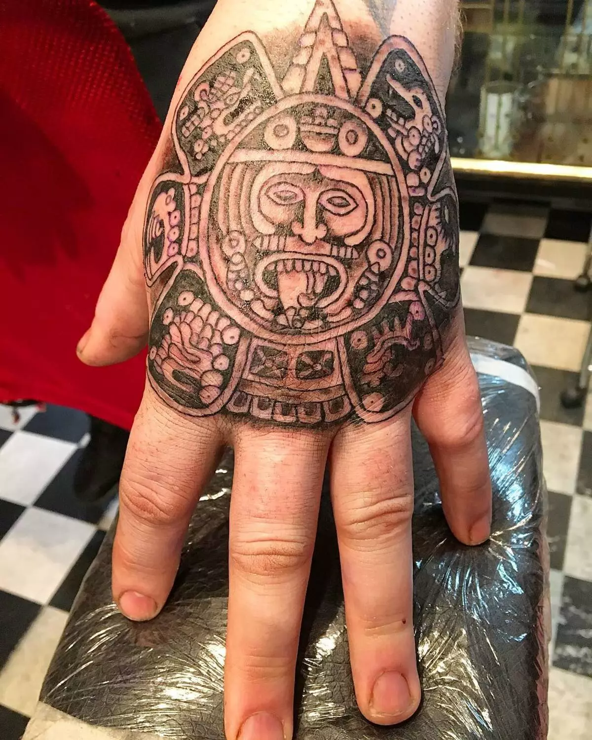 Maya Tattoo: Skice tetovaže v stilu indijcev plemena. Pomen. Koledar, vzorci in druge dodatne risbe 14013_19