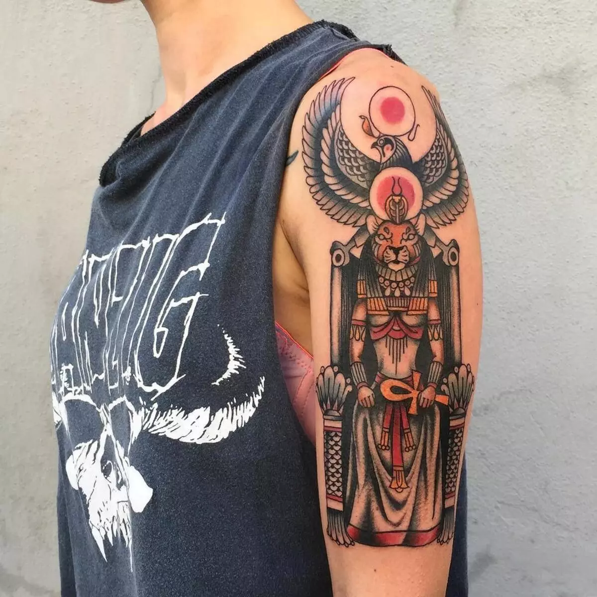 タトゥー「エジプトの神」：オシリス、アモンRA、山々、エジプトの他の神々、入れ墨のスケッチとその意味。肩の上のタトゥー、前腕の上および体の他の部分に 14016_3