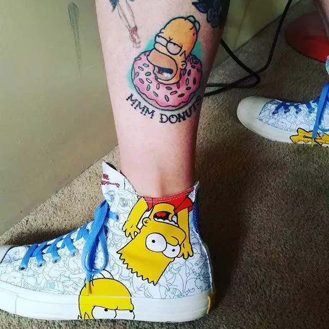 Simpsons Tattoo: Skizzen Tätowierung mit Bart und Homer, Liza, Schwarzweiß-Weiß und anderen Tätowierungen an der Hand, auf Lippen und anderen weiblichen Körpers 14020_26