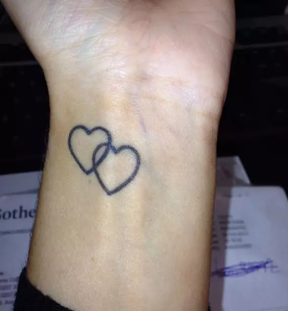 Tattoo of Heart (41 ფოტო): tattoos და მნიშვნელობა. Tattoo on მაჯის მხრივ და სხეულის სხვა ნაწილები. პატარა გატეხილი გული და სხვა ვარიანტი 14022_10