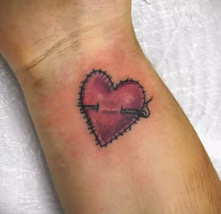 Un tatuaje en forma de corazón (41 fotos): bocetos de tatuajes y significado. Tatuaje en la muñeca a mano y en otras partes del cuerpo. Pequeño corazón roto y otras opciones. 14022_11