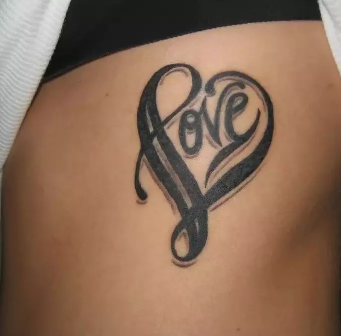Tattoo of Heart (41 ფოტო): tattoos და მნიშვნელობა. Tattoo on მაჯის მხრივ და სხეულის სხვა ნაწილები. პატარა გატეხილი გული და სხვა ვარიანტი 14022_13