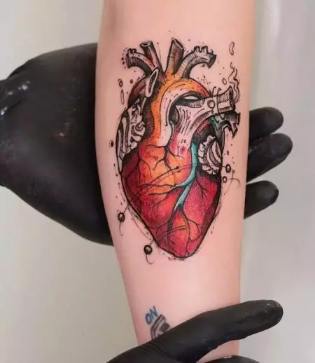 Tattoo of Heart (41 ფოტო): tattoos და მნიშვნელობა. Tattoo on მაჯის მხრივ და სხეულის სხვა ნაწილები. პატარა გატეხილი გული და სხვა ვარიანტი 14022_17