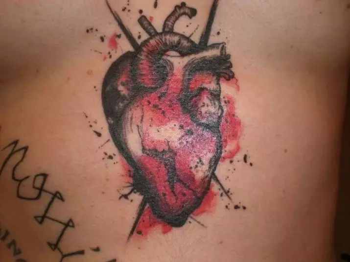 Tattoo of Heart (41 ფოტო): tattoos და მნიშვნელობა. Tattoo on მაჯის მხრივ და სხეულის სხვა ნაწილები. პატარა გატეხილი გული და სხვა ვარიანტი 14022_18
