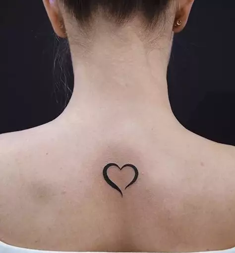 Tattoo of Heart (41 ფოტო): tattoos და მნიშვნელობა. Tattoo on მაჯის მხრივ და სხეულის სხვა ნაწილები. პატარა გატეხილი გული და სხვა ვარიანტი 14022_23