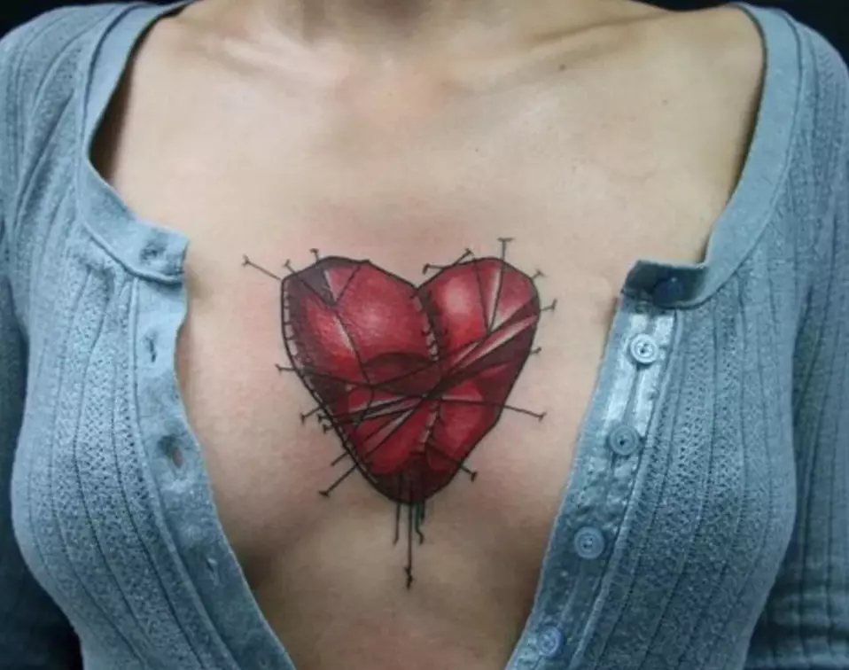 Bir kalp şeklinde bir dövme (41 fotoğraf): Dövmeler ve anlam çizgileri. Eldeki ve vücudun diğer bölgelerinde bilek üzerinde dövme. Küçük kırık kalp ve diğer seçenekler 14022_28