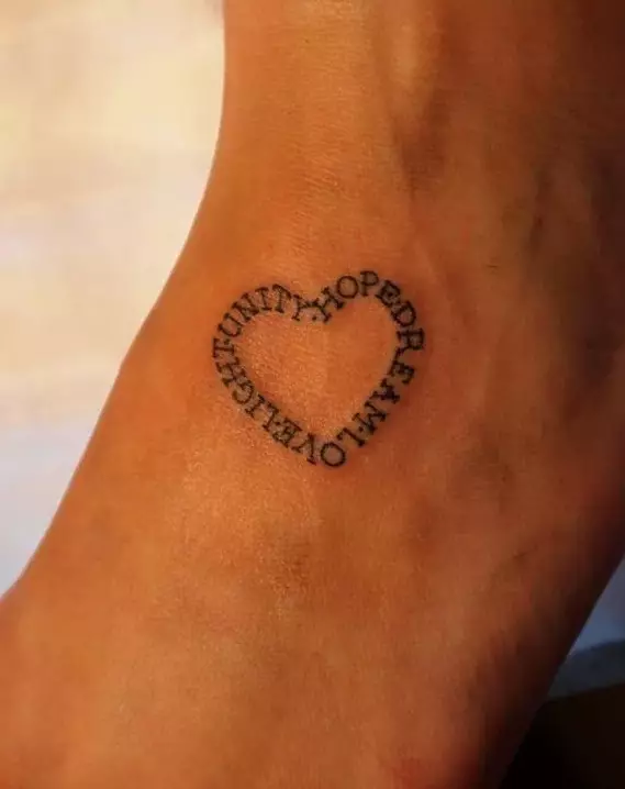 Tattoo of Heart (41 ფოტო): tattoos და მნიშვნელობა. Tattoo on მაჯის მხრივ და სხეულის სხვა ნაწილები. პატარა გატეხილი გული და სხვა ვარიანტი 14022_3