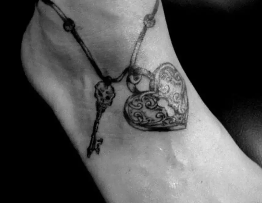 Tattoo of Heart (41 ფოტო): tattoos და მნიშვნელობა. Tattoo on მაჯის მხრივ და სხეულის სხვა ნაწილები. პატარა გატეხილი გული და სხვა ვარიანტი 14022_30