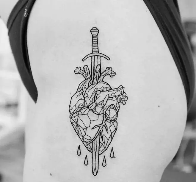 Bir kalp şeklinde bir dövme (41 fotoğraf): Dövmeler ve anlam çizgileri. Eldeki ve vücudun diğer bölgelerinde bilek üzerinde dövme. Küçük kırık kalp ve diğer seçenekler 14022_32