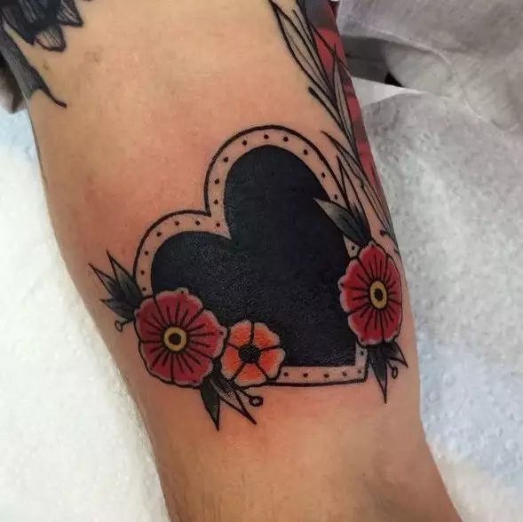 Tattoo of Heart (41 ფოტო): tattoos და მნიშვნელობა. Tattoo on მაჯის მხრივ და სხეულის სხვა ნაწილები. პატარა გატეხილი გული და სხვა ვარიანტი 14022_33