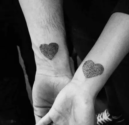 Tattoo of Heart (41 ფოტო): tattoos და მნიშვნელობა. Tattoo on მაჯის მხრივ და სხეულის სხვა ნაწილები. პატარა გატეხილი გული და სხვა ვარიანტი 14022_35